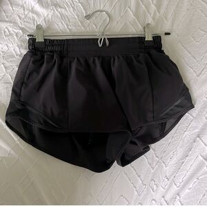 Lululemon Hotty hot shorts 2”5 inch and size 6!